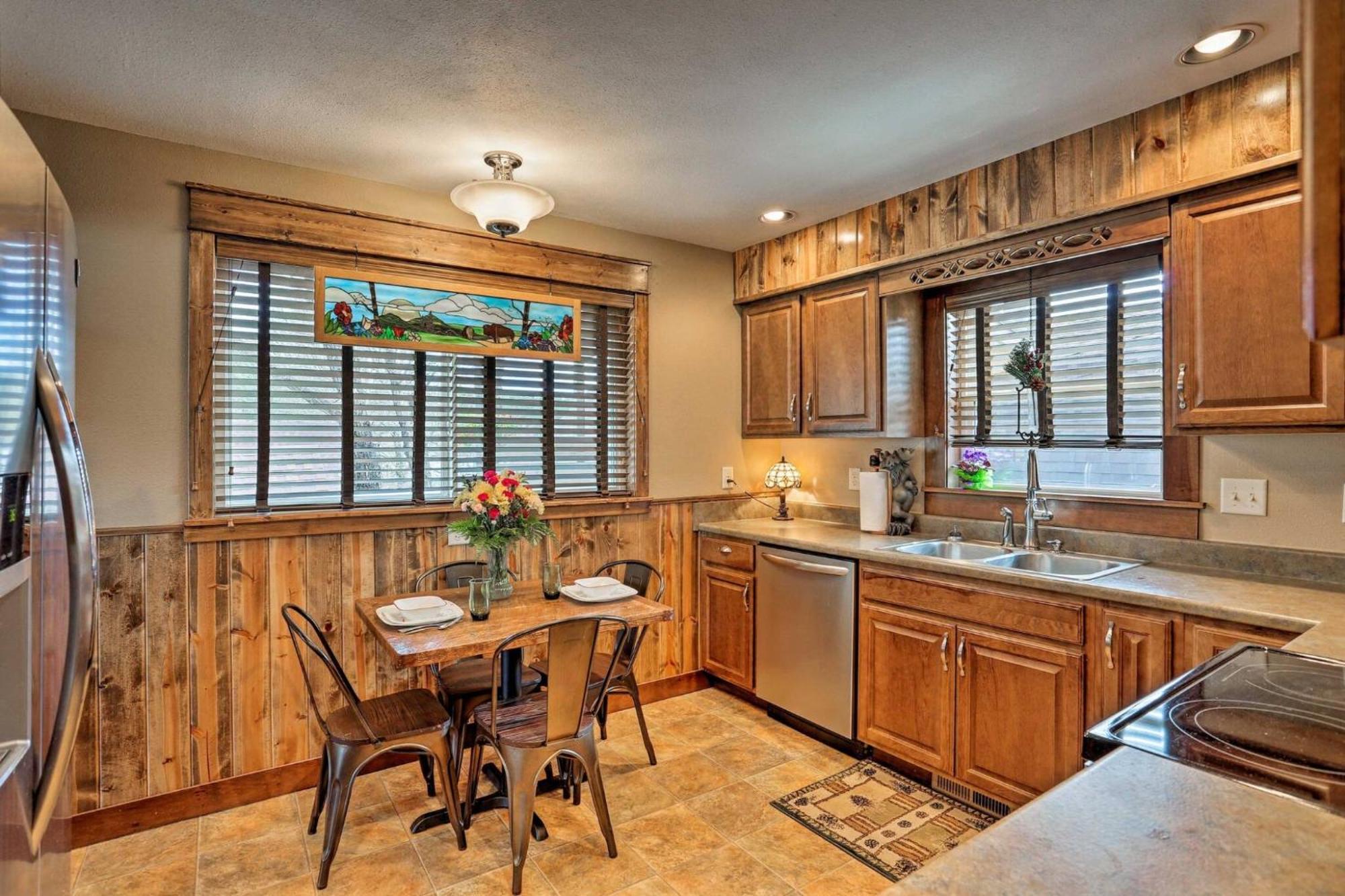 Cozy Custer Cottage W Deck: Walk To Shops Food Exterior foto